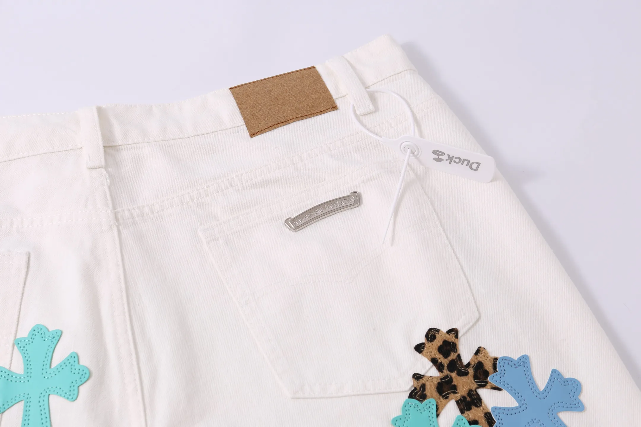 P240 Style number: H896 [Men's zipper style] Croxin & 𝐂𝐡𝐫𝐨𝐦𝐞 𝐇𝐞𝐚𝐫𝐭 ss25 new Fontainebleau limited star 💫 patchwork leather jeans. Styles with different washed textures are very friendly to people with thin legs. The slightly flared version perfectly modifies the shape of the legs. The timeless and moderate length makes it easy to match and match. It is the basis for various styles and is a must-have in your wardrobe! The fabric is stiff but also makes the upper body soft without losing texture. The washing process is even more perfect. It is a must-have item for everyone! ! ! Washed wheat, hang tag, pants label, complete with three labels Color: white Size: 30-32-34-36